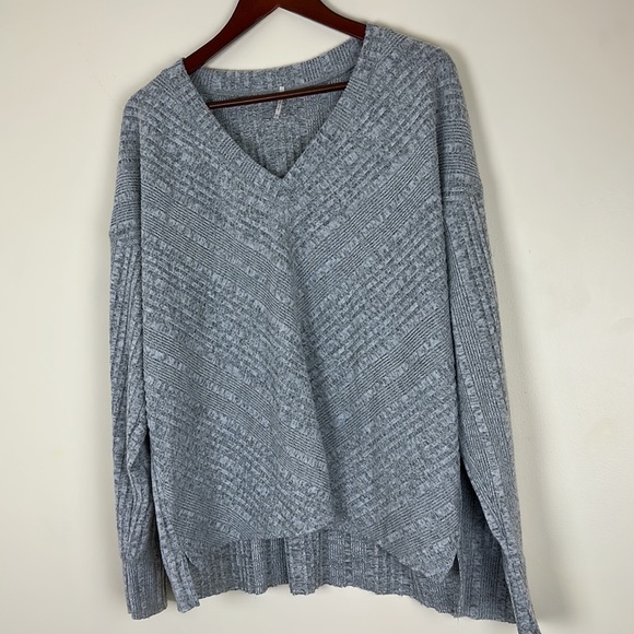 hello nite Los Angeles Woman's Size L Sweater V-Neck Grey Soft Textured - Picture 2 of 6
